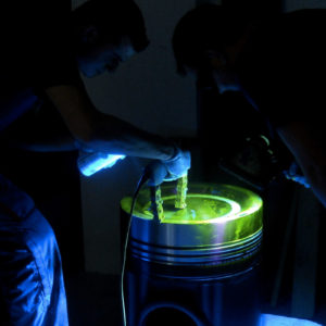 MT-fluorescente-su-cielo-di-pistone-per-motore-navale